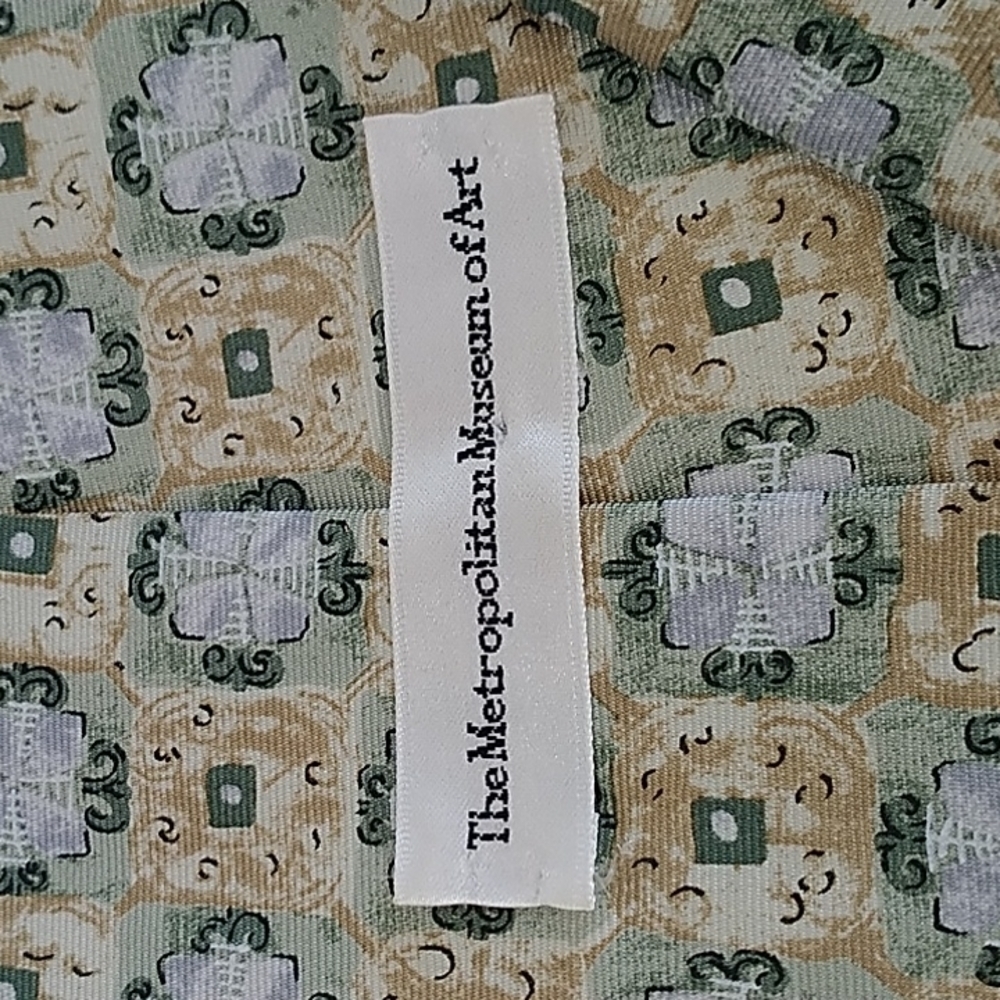 The Metropolitan Museum of Art 100% Imported Silk Tie Green/Tan Shades of Color - Picture 6 of 7